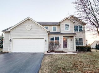 8 W Ellington Ct, South Elgin, IL 60177