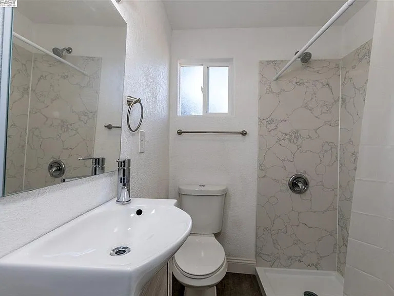 1382 1/2 Locust St — Photo 3