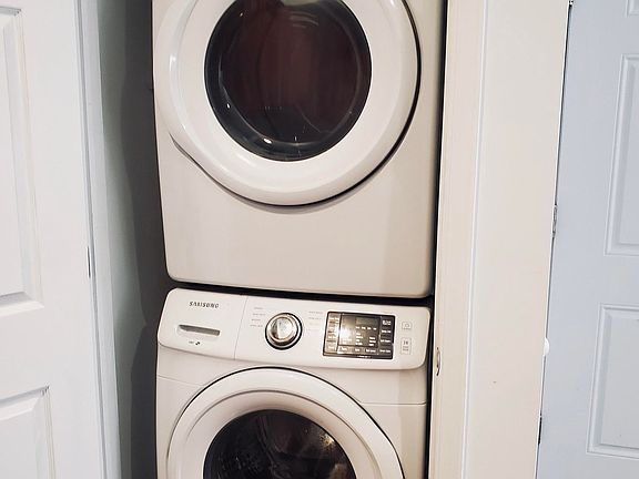 5th image of 1032 Wood St #302