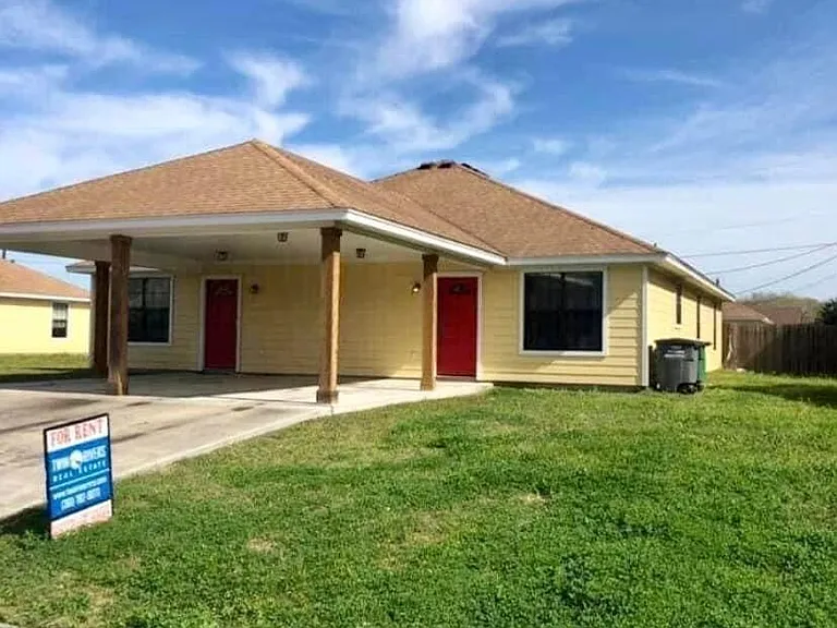 714 Rosewood Dr #B — Photo 1