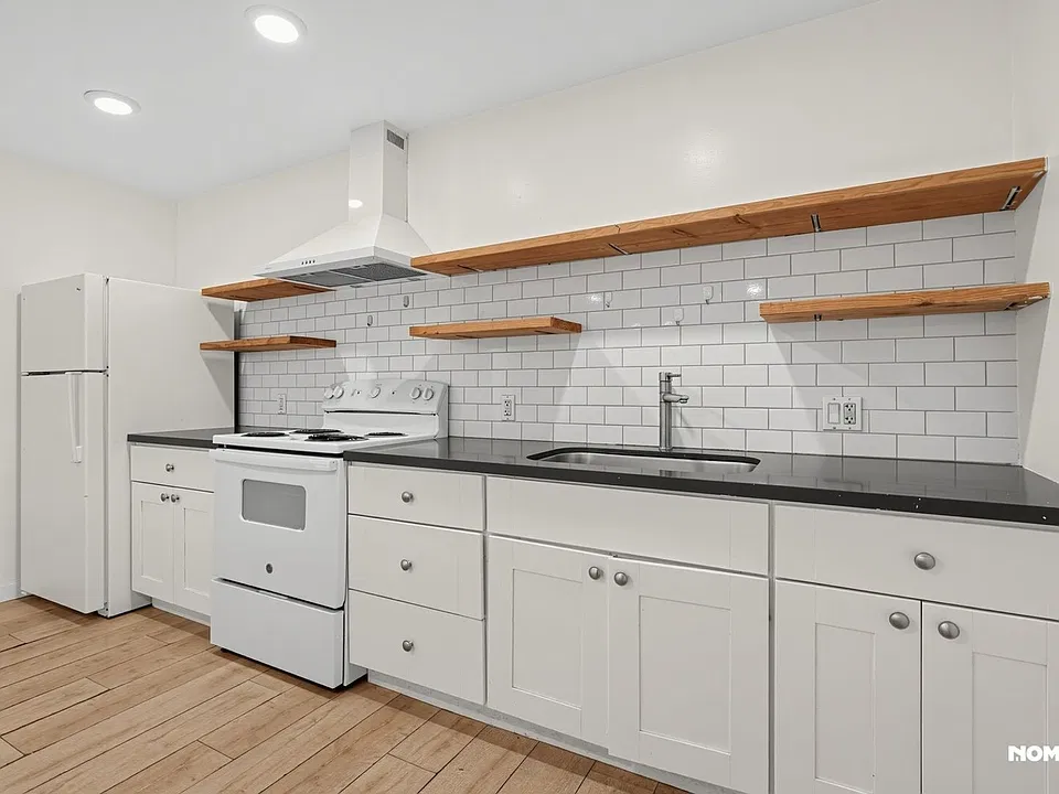 2326 Locust Ave #3