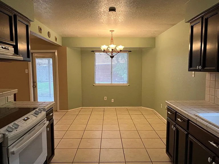 2118 Meadowgrove Dr — Photo 9