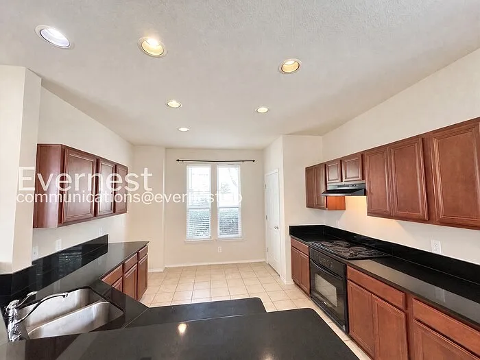 3 bed, 2.5 bath, 1668 sqft, $2,145 — Photo 3