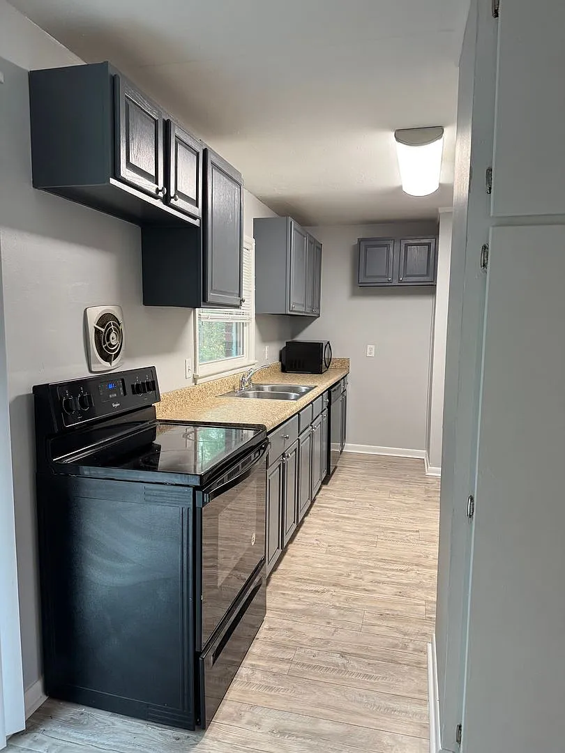 Completely Updated 3 Bed and 1 Bath — Photo 2
