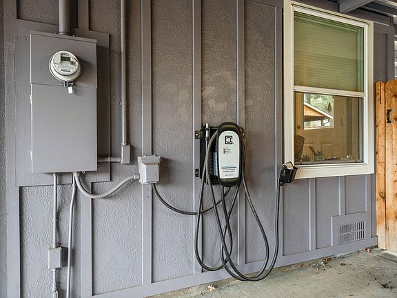 4th image of 1334 NE 8th St