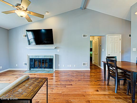 3rd image of 636 Cobblestone Sq #636