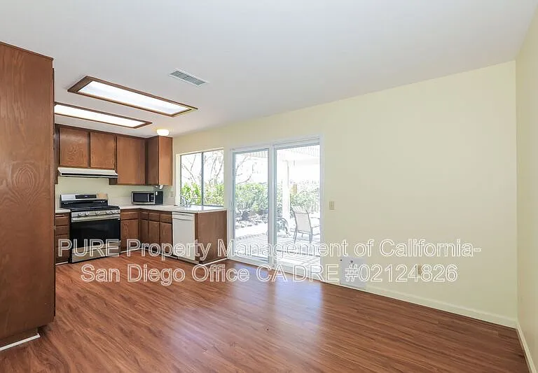 6386 Amberly St — Photo 3