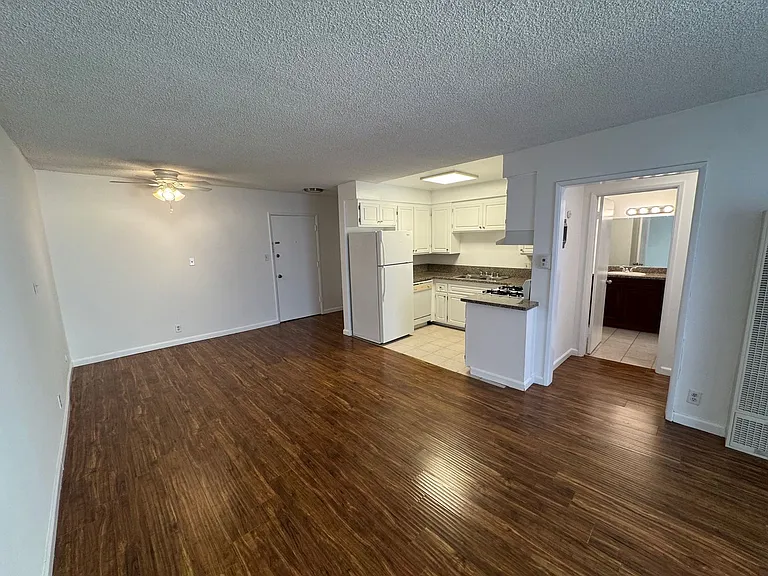 617 N Orange Dr — Photo 7