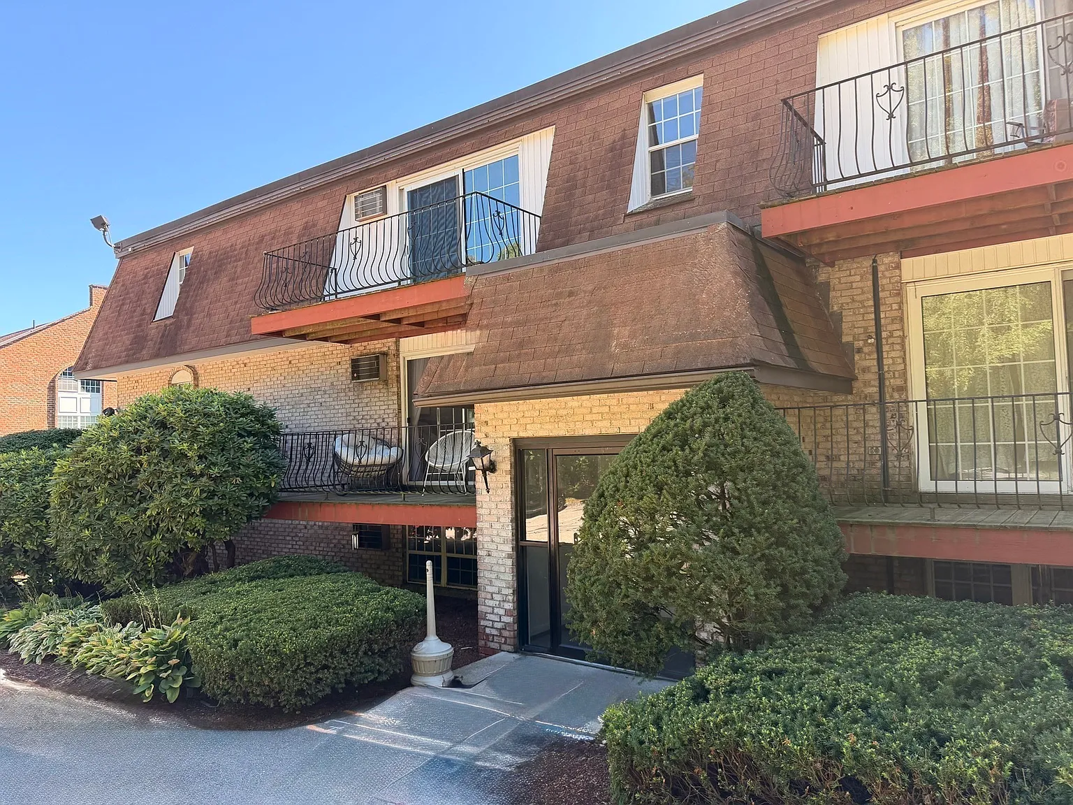 2 bed, 1.0 bath, 1018 sqft, $2,300 — Photo 1