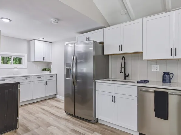 22 Knollwood Rd, Brimfield, MA 01010
