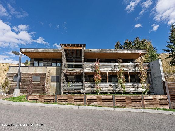 3rd image of 855 W Broadway Ave