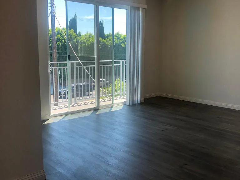 14143 Burbank Blvd #202 — Photo 9