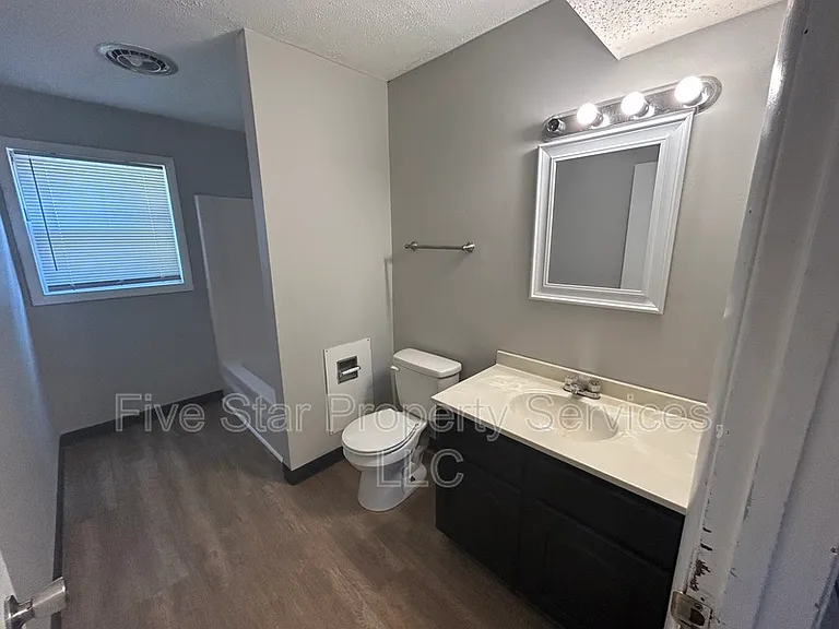 Lake Shore Apartments — Photo 16