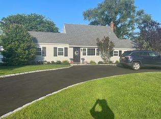 15 Seaway Dr, Copiague, NY 11726