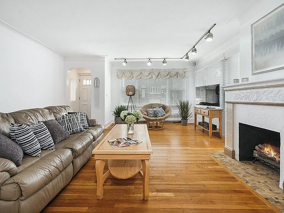 3rd image of 1858 Hone Ave