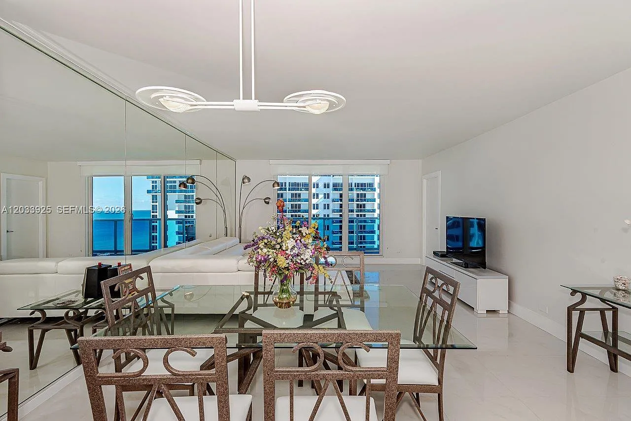 Roney Palace Condo — Photo 2