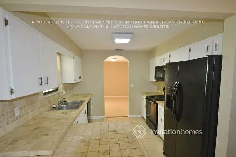 885 Rayston St — Photo 3