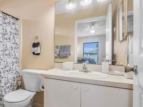 4th image of 424 NE Oleander Ave