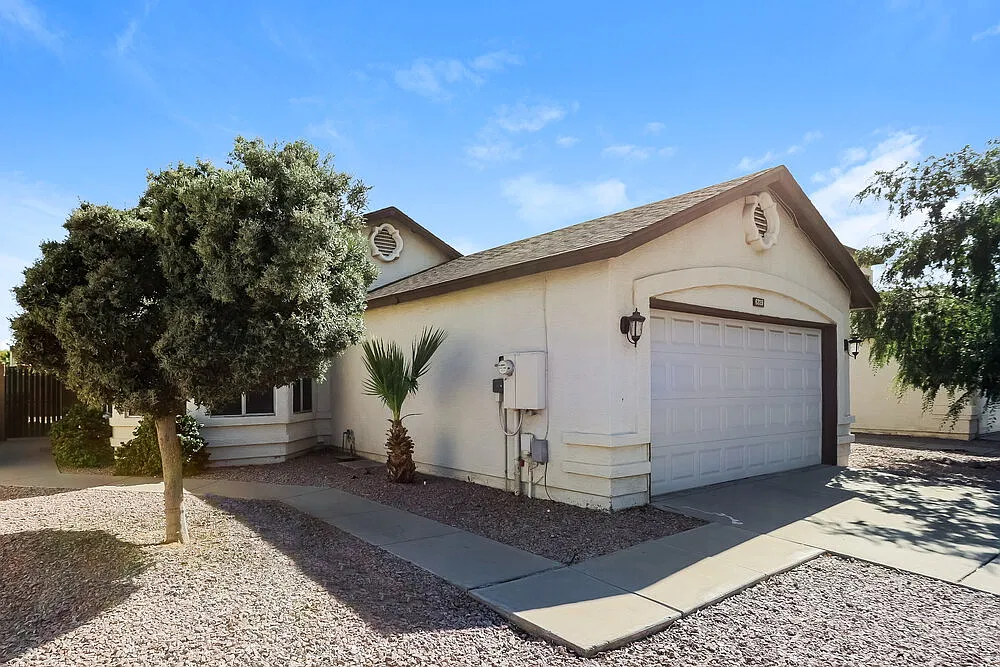 3 bed, 2.0 bath, 1338 sqft, $2,005 — Photo 3