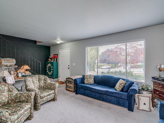 3rd image of 608/610 NE 11th St