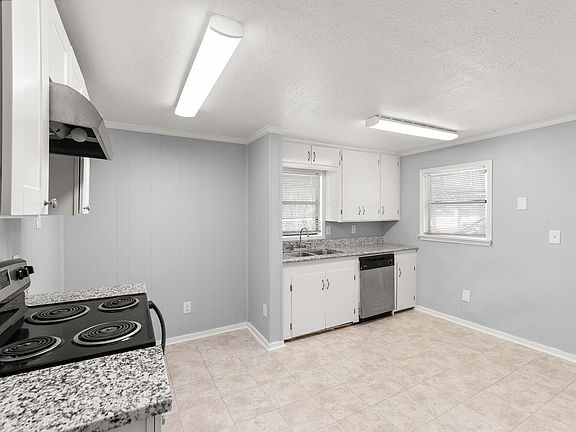 5th image of 203 S Fig St