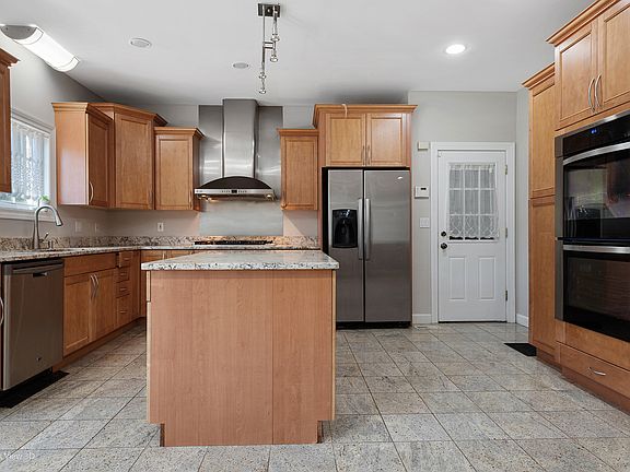 5th image of 3985 Lake Park Ave