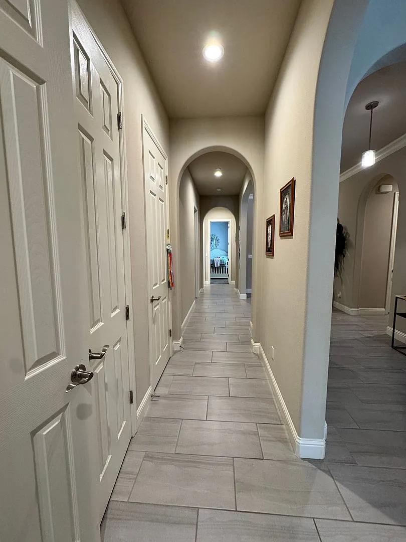 Gorgeous 4 Bedroom 3 Bath Home with a Pool and SOLAR in Clovis! — Photo 4