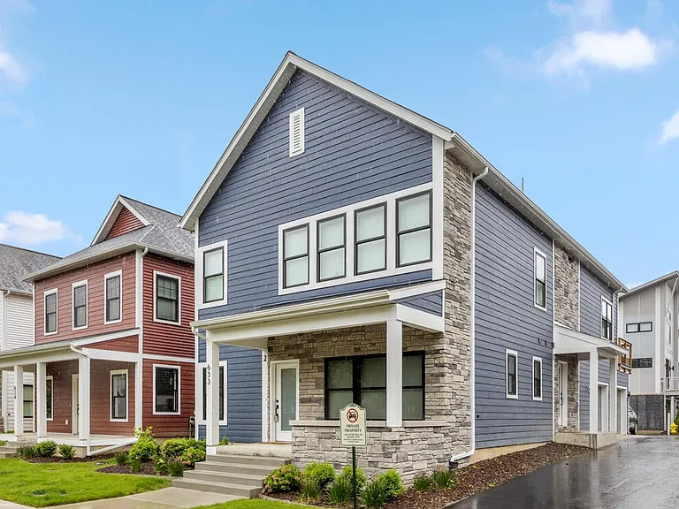 633 Fairview Ave NE #2 — Photo 2
