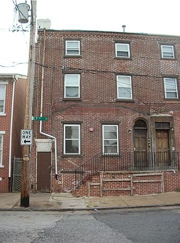 1st image of 716 E 7th St