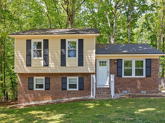3rd image of 7921 Castlelake Ct