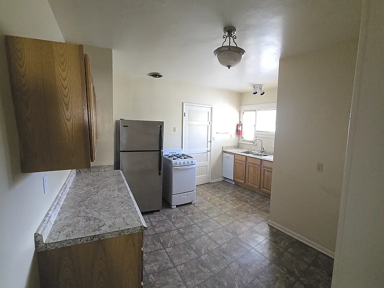 575 N Holliston Ave — Photo 6