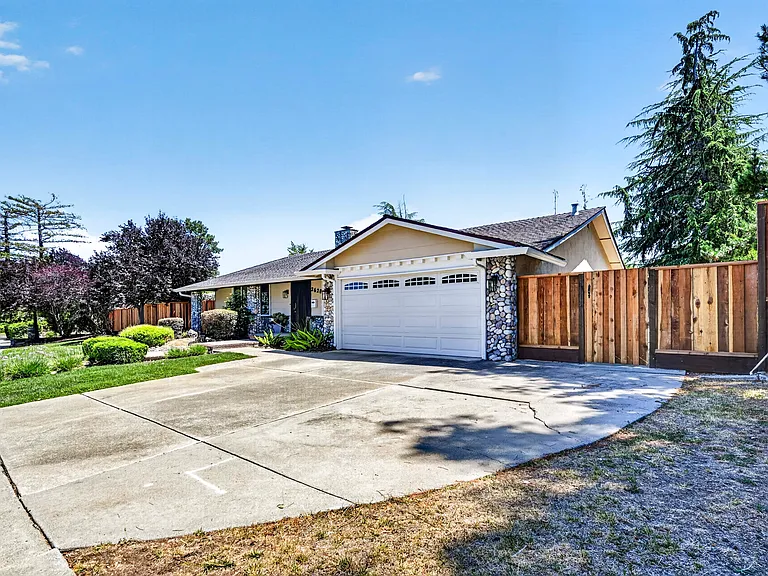 2628 Superior Dr — Photo 3
