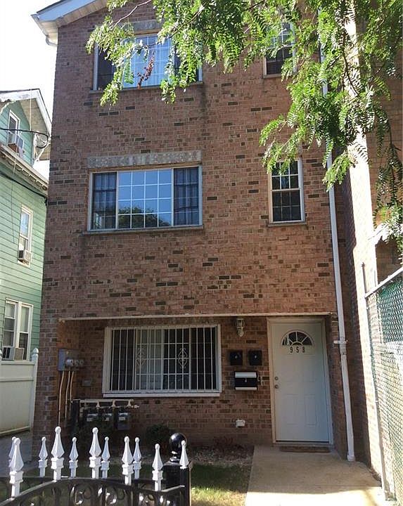 1st image of 958 E 219th St