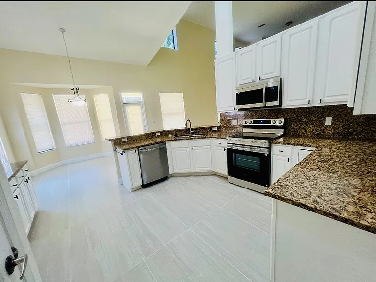 1585 Cherry Ridge Dr — Photo 9