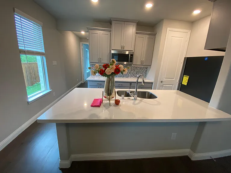 901 Coyote Dr — Photo 1