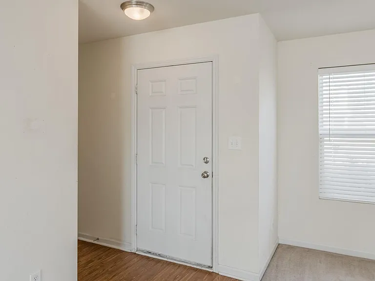 105 Bayside Ln — Photo 2