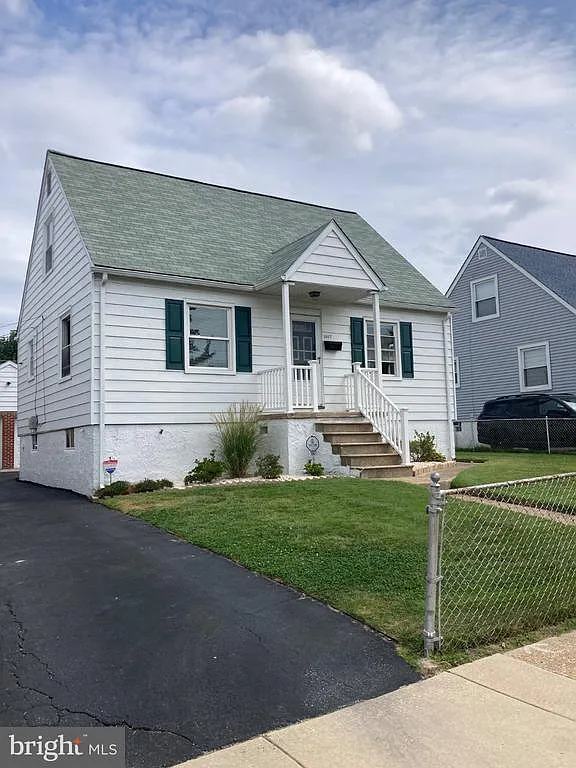 3 bed, 1.5 bath, 1625 sqft, $2,000 — Photo 1