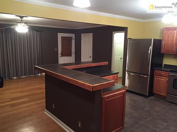 3rd image of 8001 W 85th St