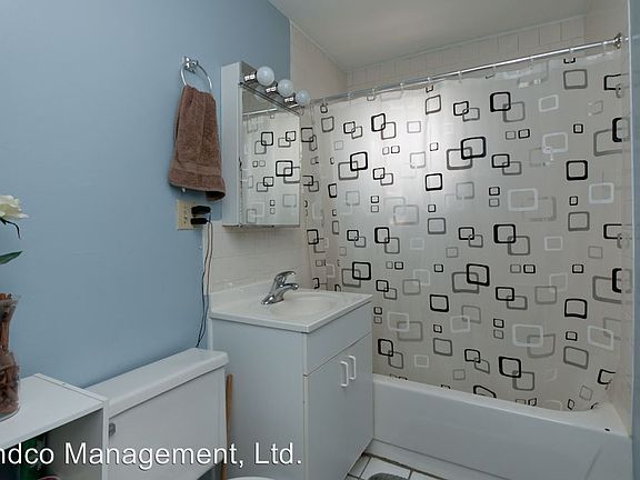 5th image of 1411 W Cornelia Ave APT 3