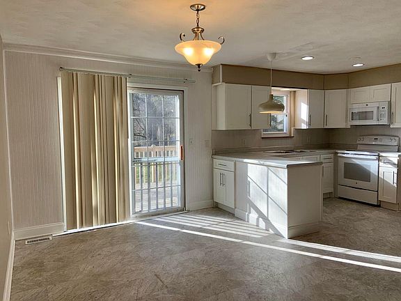 Brand New Kitchen with Eat In Dining