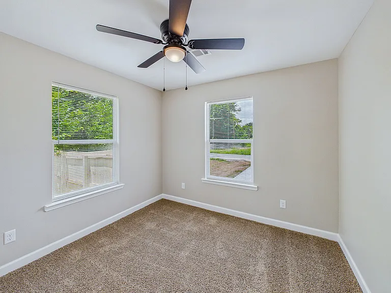 2405 S Elm St — Photo 6