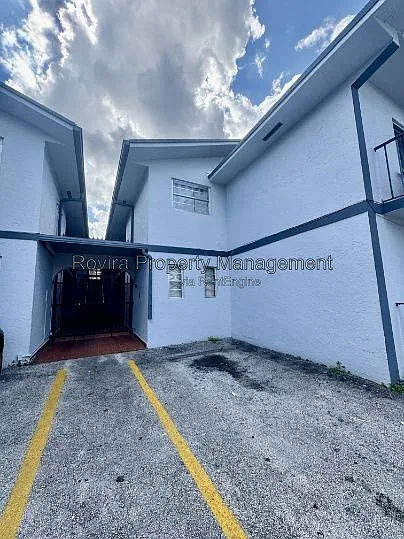 2 bed, 2.0 bath, 890 sqft, $2,000 — Photo 2