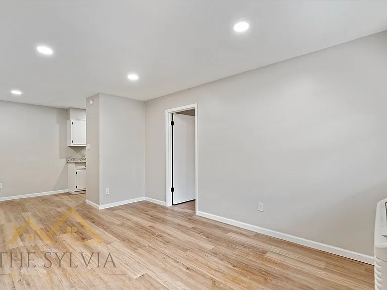 Gorgeous Renovated 1 & 2 Bedroom Apartment @ 1512 Court — Photo 13