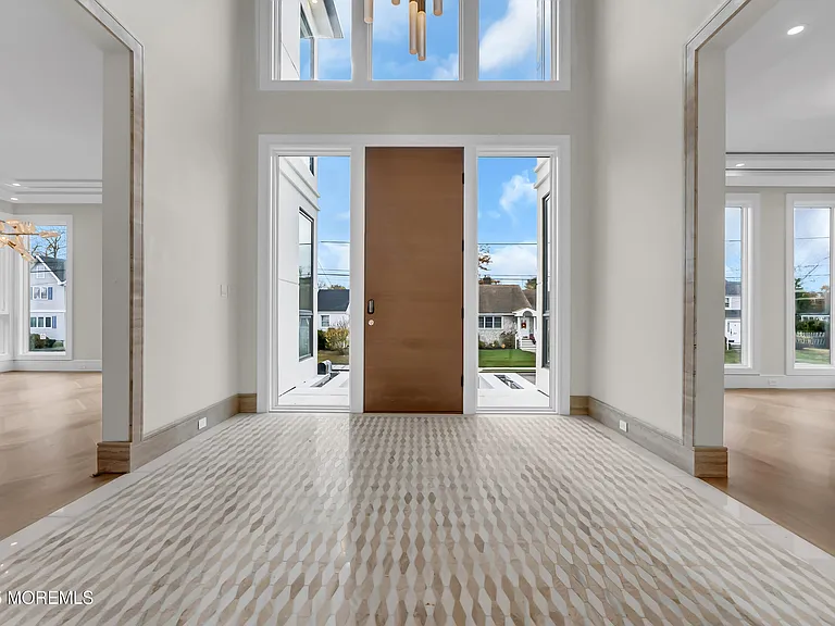 19 Clarence Ave — Photo 2