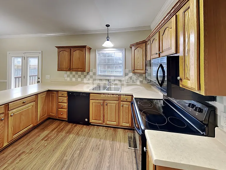 2321 Devonshire Dr — Photo 4