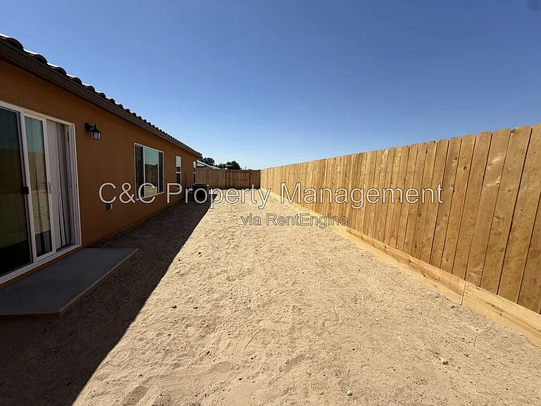 2208 S Helm Ave — Photo 21