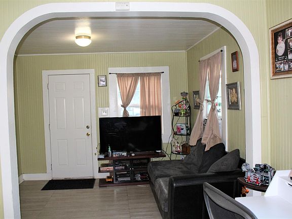 4th image of 240 Parmer Ave