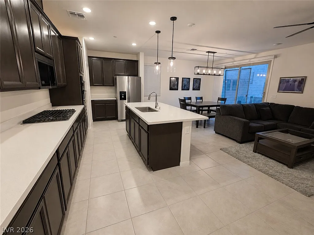 3 bed, 2.5 bath, 1721 sqft, $2,695 — Photo 2
