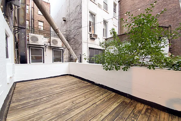 Rented by Warburg | media 10