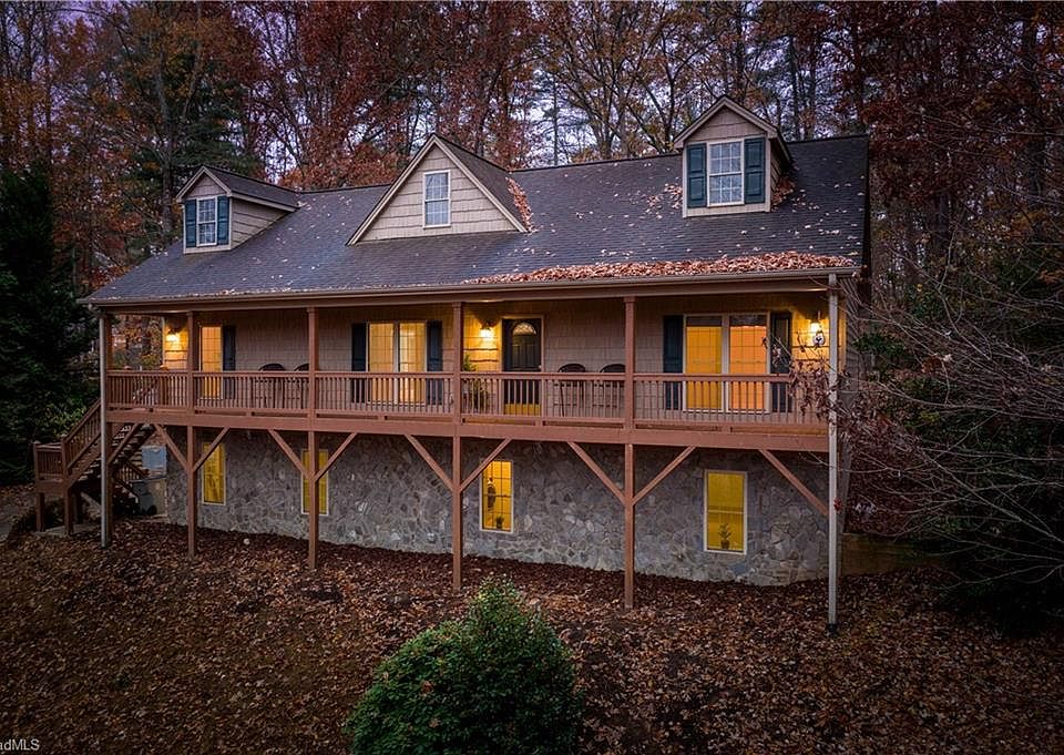 1st image of 1009 Hawthorne Dr NE